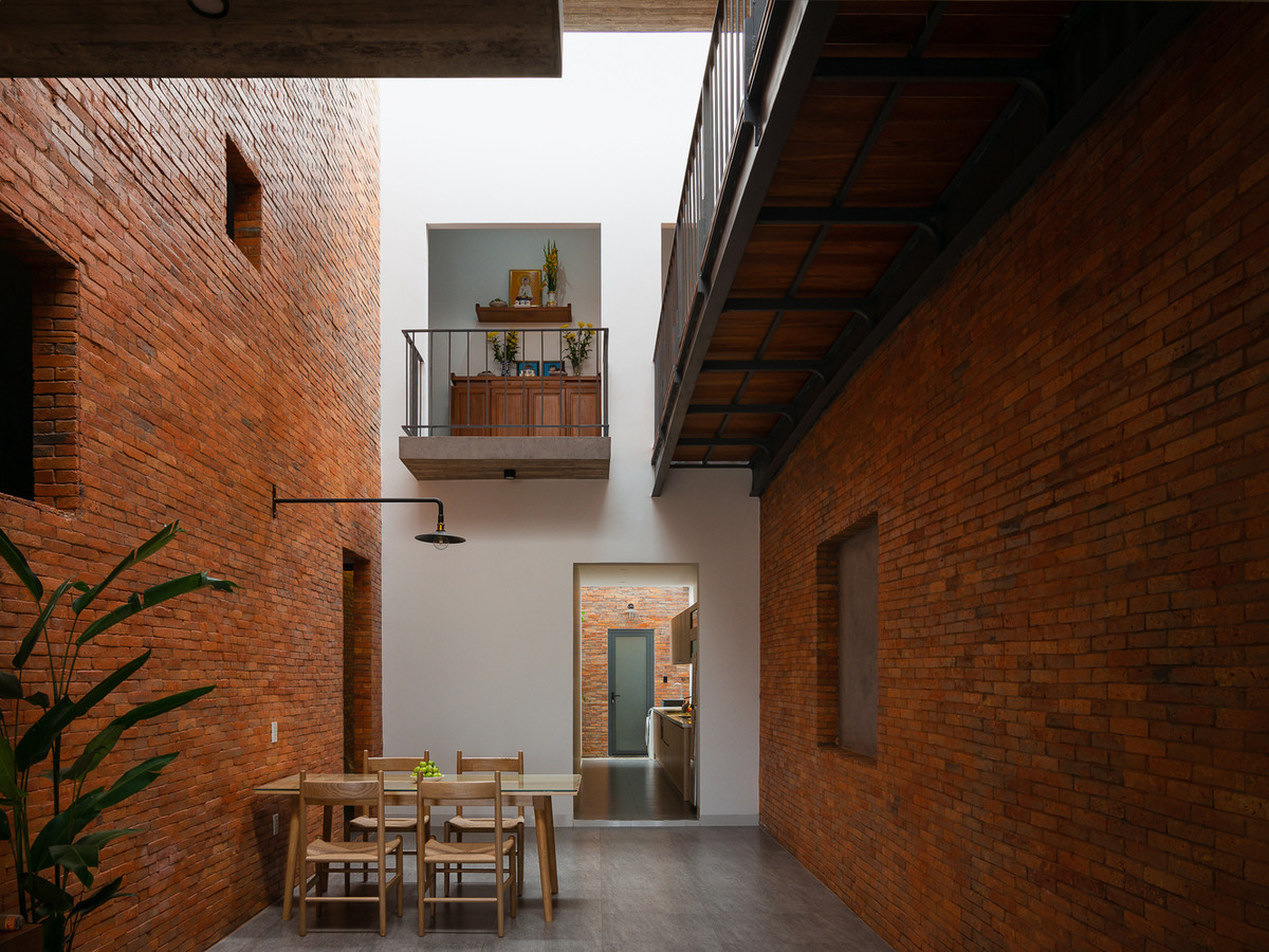 Mong muốn của gia chủ là một không gian sống có thể kết nối các thành viên trong gia đình. Đây sẽ là nơi cả nhà quây quần trong các ngày lễ truyền thống của Việt Nam như Tết, ngày giỗ, ngày cưới...