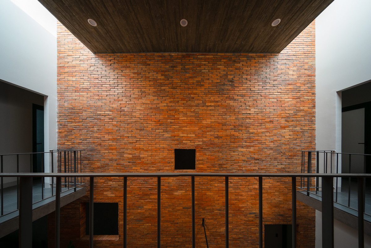 Việc sử dụng vật liệu như gạch thô, bê tông thô và gỗ giúp không gian nhà gần gũi với thiên nhiên.