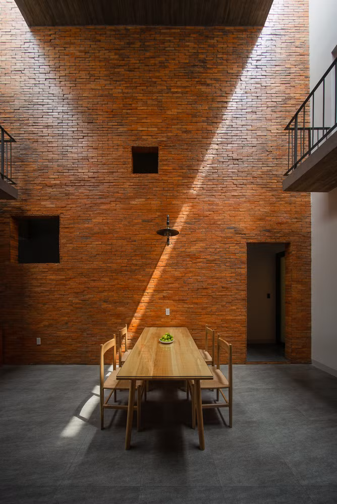 Đáp ứng mong muốn tổ ấm luôn ngập tràn ánh sáng và cây xanh, kiến trúc sư thiết kế ngôi nhà với 2 hộp riêng cho phòng ngủ và một số không gian phụ trợ.