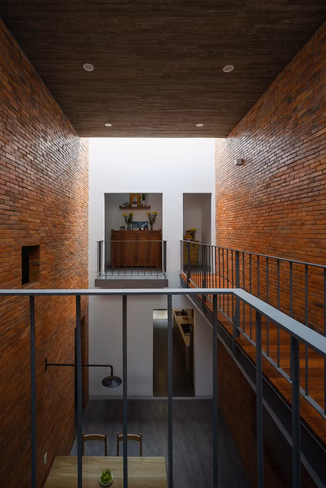 Để tạo điểm nhấn cho ngôi nhà 2 tầng, kiến trúc sư thiết kế một cây cầu thép nối 2 hộp thay vì hành lang bê tông.