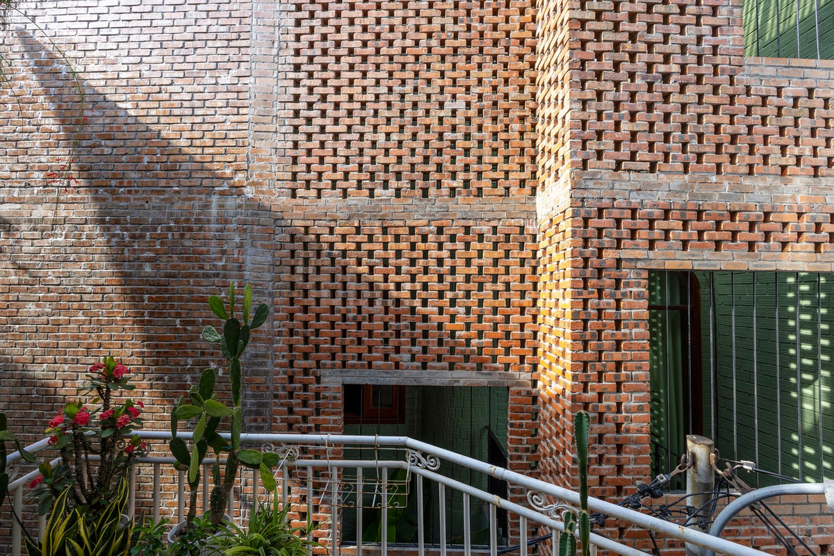 Để làm mát ngôi nhà một cách tự nhiên và tạo ra ánh sáng và bóng tối khuếch tán, các bức tường được tạo ra bằng cách để lại những khoảng không gian so le, góc cạnh trong gạch.