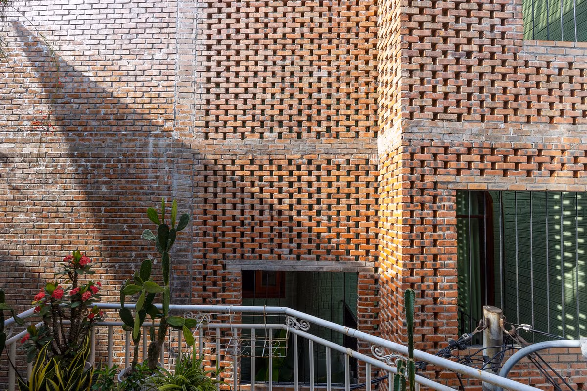 Để làm mát ngôi nhà một cách tự nhiên và tạo ra ánh sáng và bóng tối khuếch tán, các bức tường được tạo ra bằng cách để lại những khoảng không gian so le, góc cạnh trong gạch.