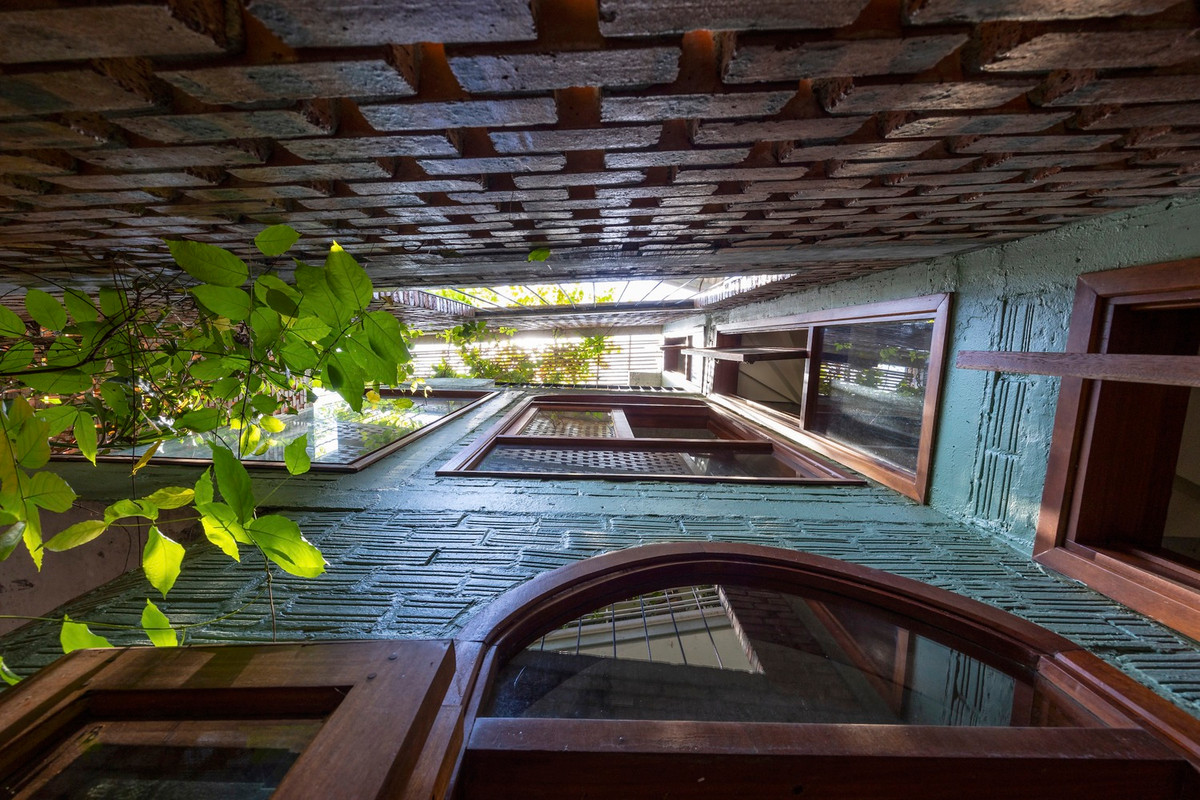 Giếng trời khổng lồ có thể nhìn thấy từ tầng trệt, cho ánh sáng vào ban ngày trong khi ánh sáng màu cam tạo ra hiệu ứng đèn lồng vào ban đêm.