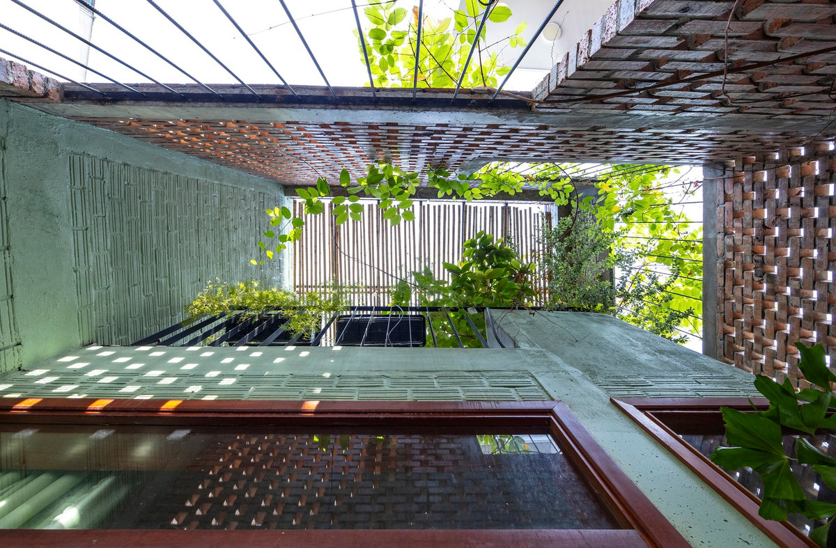 Một số bức tường to và thẳng, trong khi những bức tường khác tạo thành các ngóc ngách, khiến ánh sáng và cấu trúc trở nên thú vị.