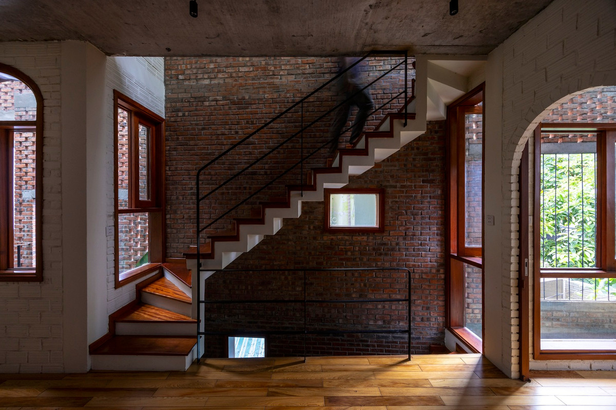 Bên trong ngôi nhà có hai cầu thang thiết kế gọn nhưng đẹp mắt.