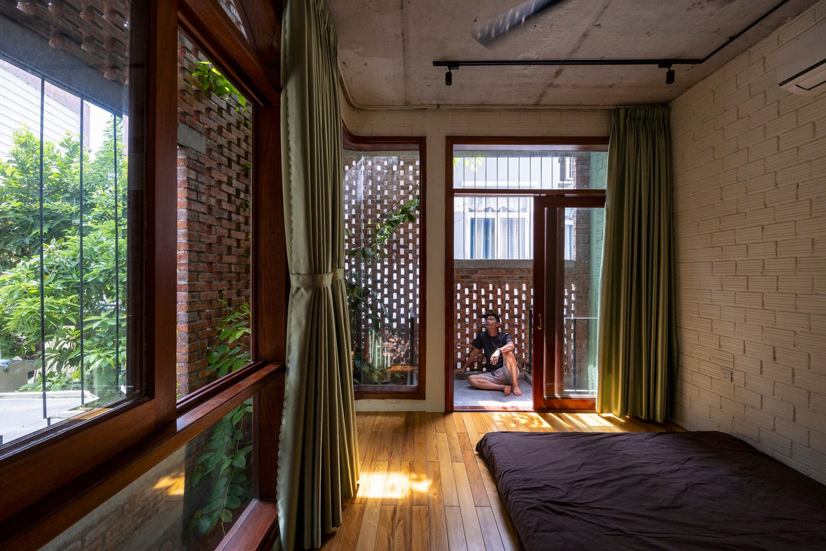 Ngôi nhà 3 tầng nhỏ gọn nhưng đáp ứng mọi chức năng thiết yếu, cộng thêm phòng thờ và sân phơi.