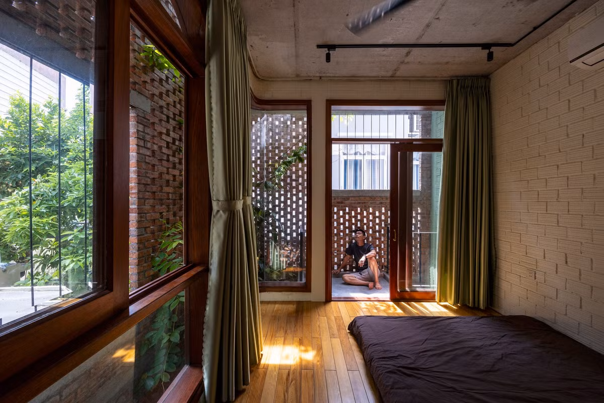 Ngôi nhà 3 tầng nhỏ gọn nhưng đáp ứng mọi chức năng thiết yếu, cộng thêm phòng thờ và sân phơi.