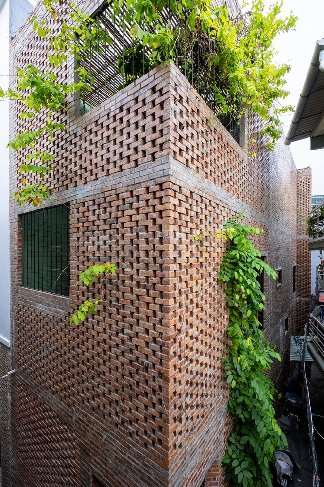 Nằm trên khu đất rộng 64m2 tại Đà Nẵng, Lantern House nổi bật giữa phố bởi thiết kế lạ mắt với gạch trần và ngập tràn cây xanh.