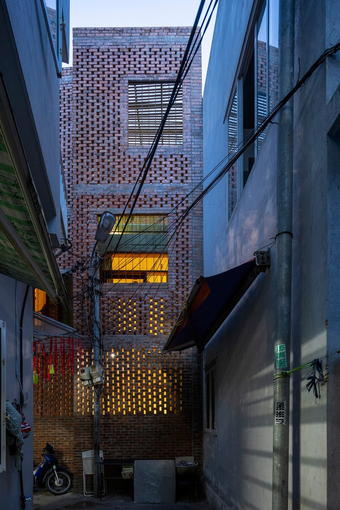 Sau khi xây dựng, căn nhà hiện lên như một chiếc đèn lồng được thắp sáng tuyệt đẹp từ mọi phía phía. Đó là một vẻ đẹp và thực sự nổi bật giữa khung cảnh thành phố.