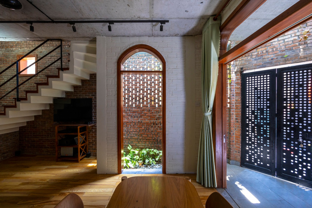 Ngôi nhà có tới 17 cửa gỗ ngoại cỡ lớn, nhiều cửa dạng vòm đẹp mắt.