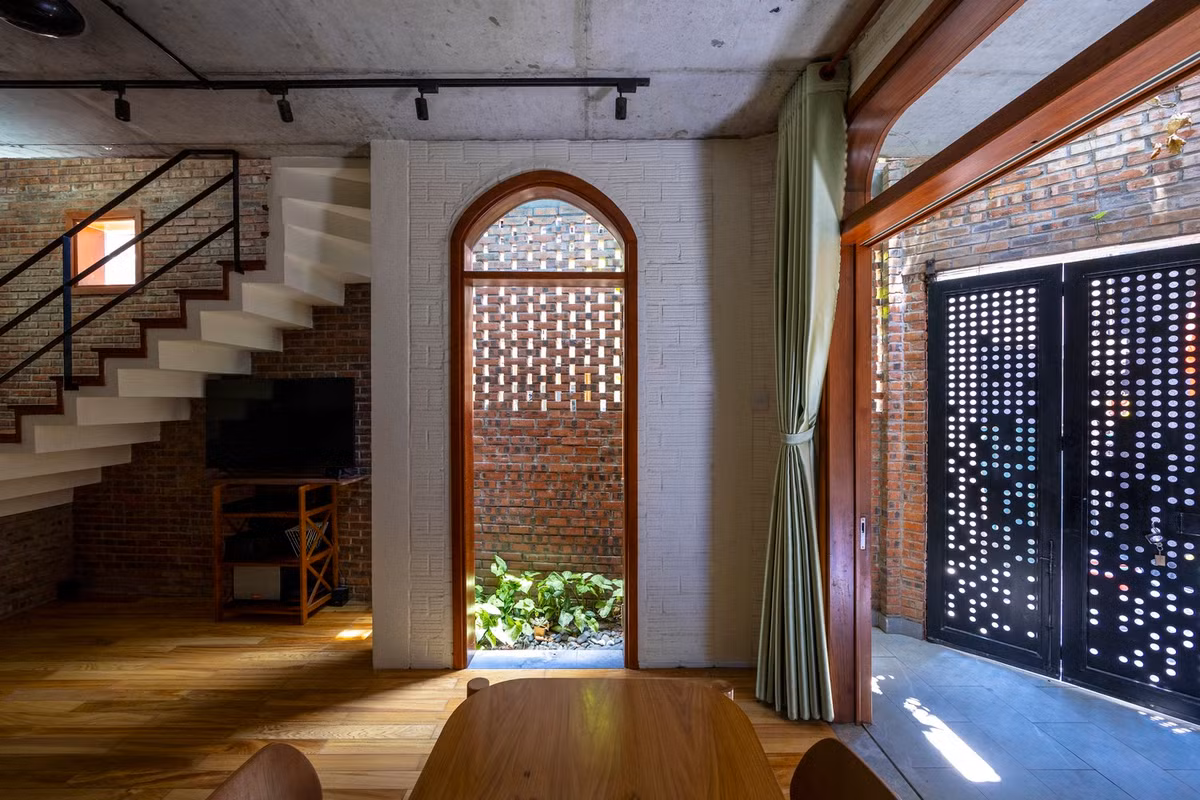 Ngôi nhà có tới 17 cửa gỗ ngoại cỡ lớn, nhiều cửa dạng vòm đẹp mắt.