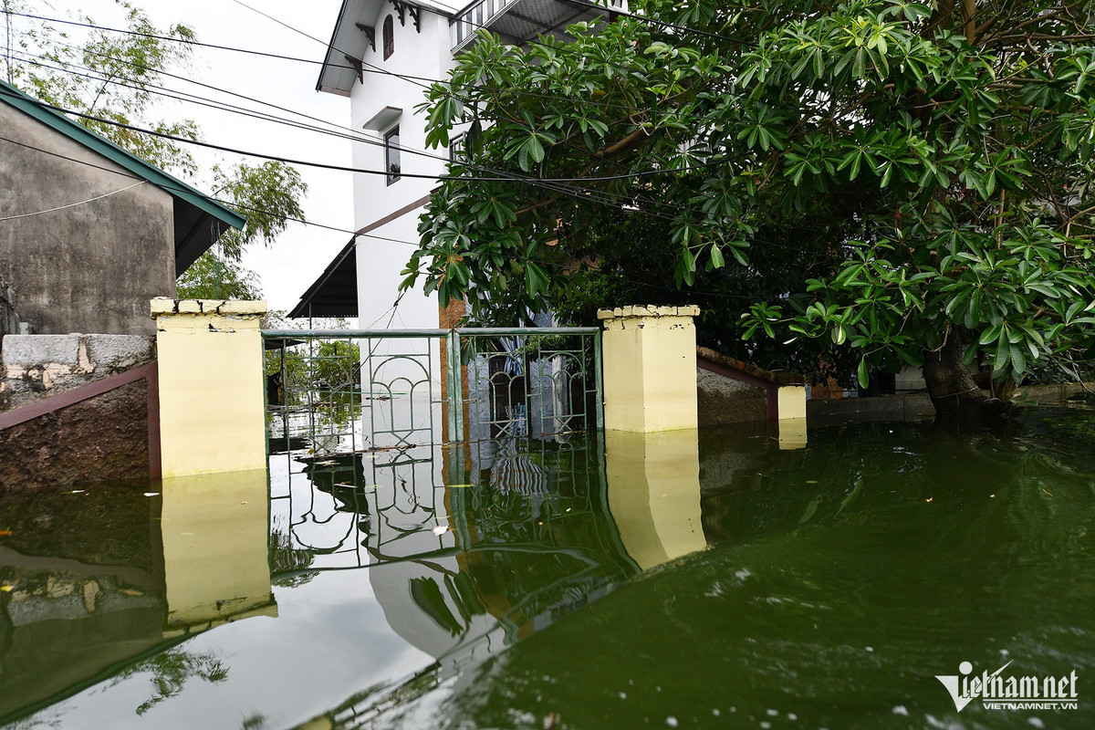 Mực nước hiện tại so với ngày 18/9 đã xuống được 5-7cm, so với 1 tuần trước chỉ giảm 30cm. "Cứ mưa liên tục như đêm hôm kia và sáng nay thế này thì nước có chiều hướng lên chứ không xuống", nam trưởng thôn nói.