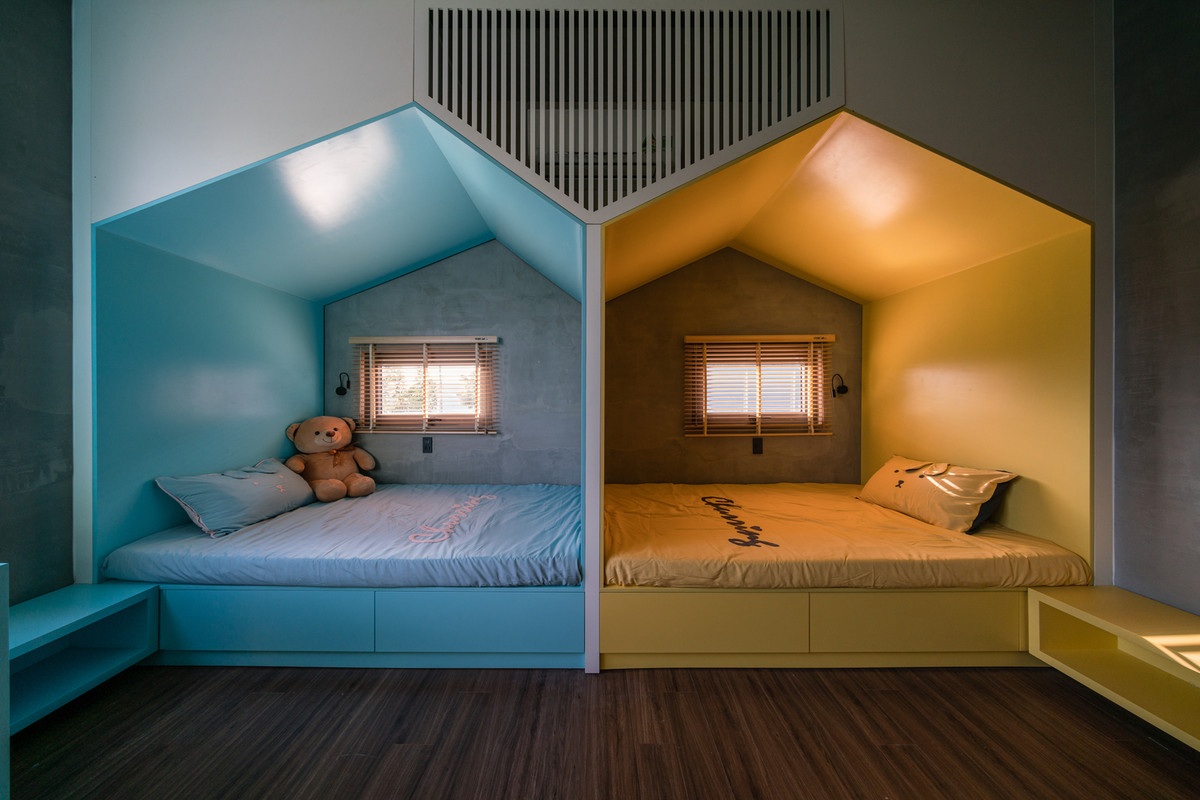 Phía bên trên là không gian riêng tư cho 2 con và cha mẹ.