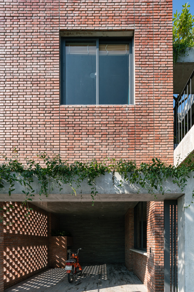 Những vật liệu kiến trúc sư sử dụng có tính chất tự nhiên như gạch thô, bê tông, thép, gỗ, đá.