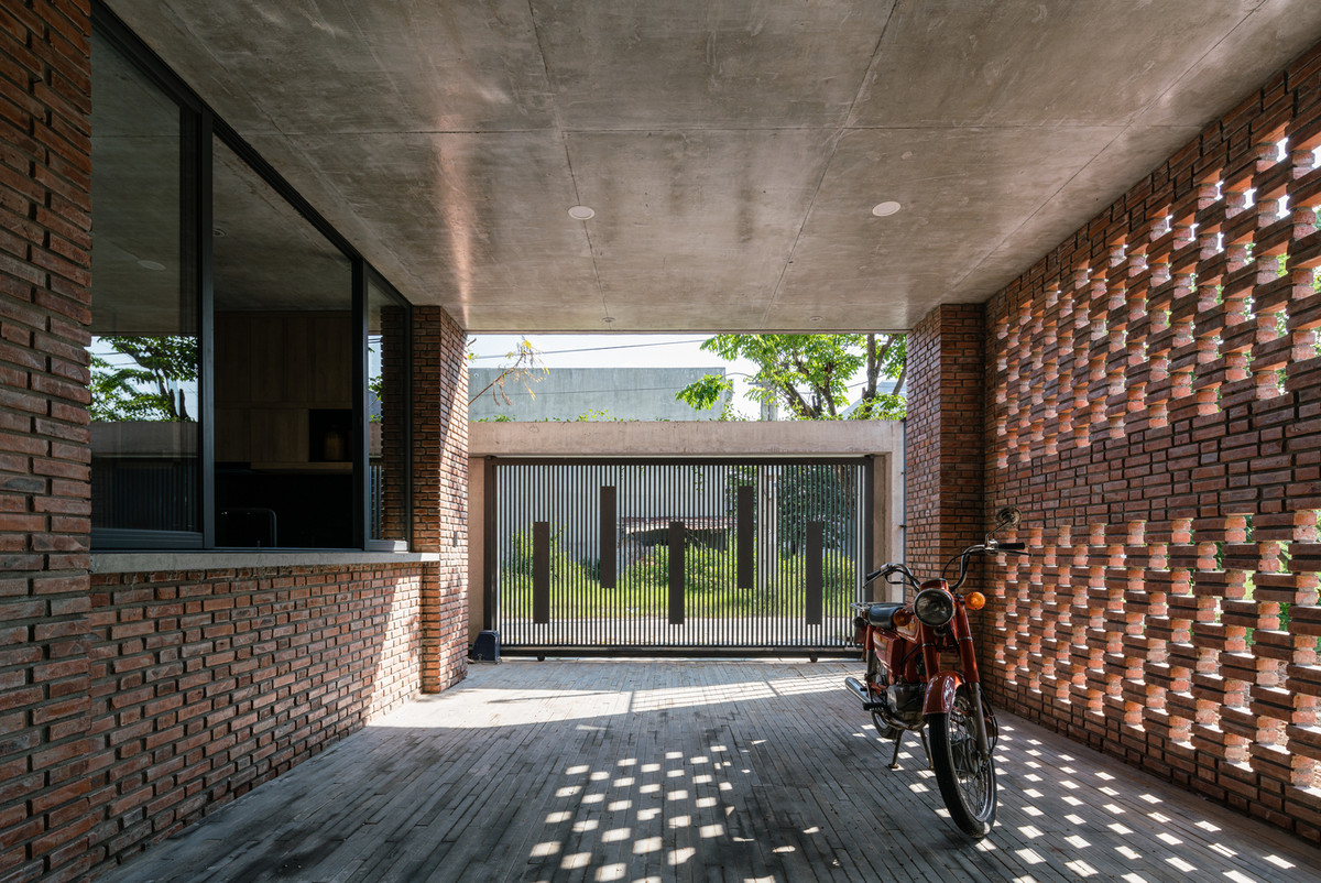 Tường gạch được làm thành hai lớp ngăn cách nhau bằng hốc gió không chỉ có tác dụng cách nhiệt mà còn có tác dụng cách âm, tạo không gian yên tĩnh nhất cho gia chủ.