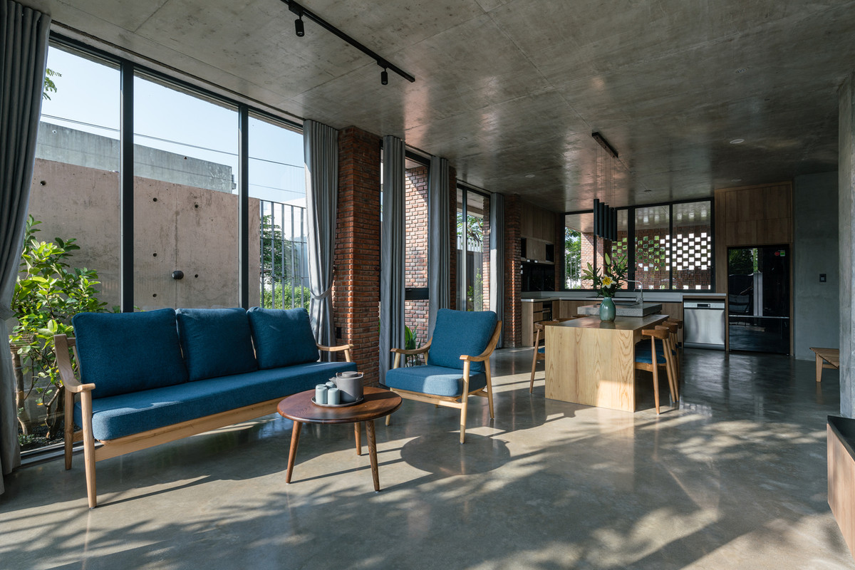 Tầng trệt thiết kế mở giúp kết nối tối đa không gian bên trong với bên ngoài.