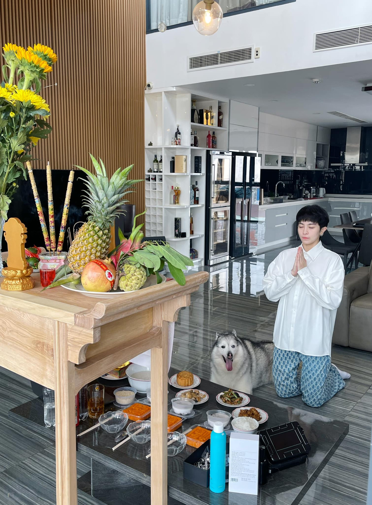 Phòng khách liền kề với khu vực bếp, tạo không gian mở và liền mạch. Ảnh: FB Gil Lê