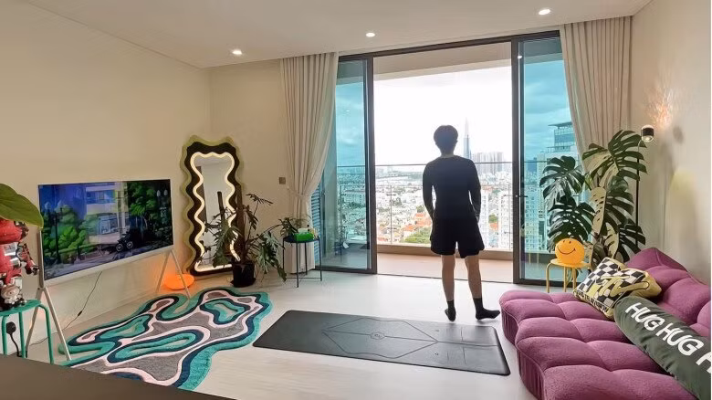 Ngoài ra, Gil Lê cũng đăng tải hình ảnh của gia đình. Đó là một không gian sống rộng rãi và hiện đại. Phòng khách có một chiếc ghế sofa lớn để thoải mái nằm xem phim, thư giãn. Ảnh: FB Gil Lê