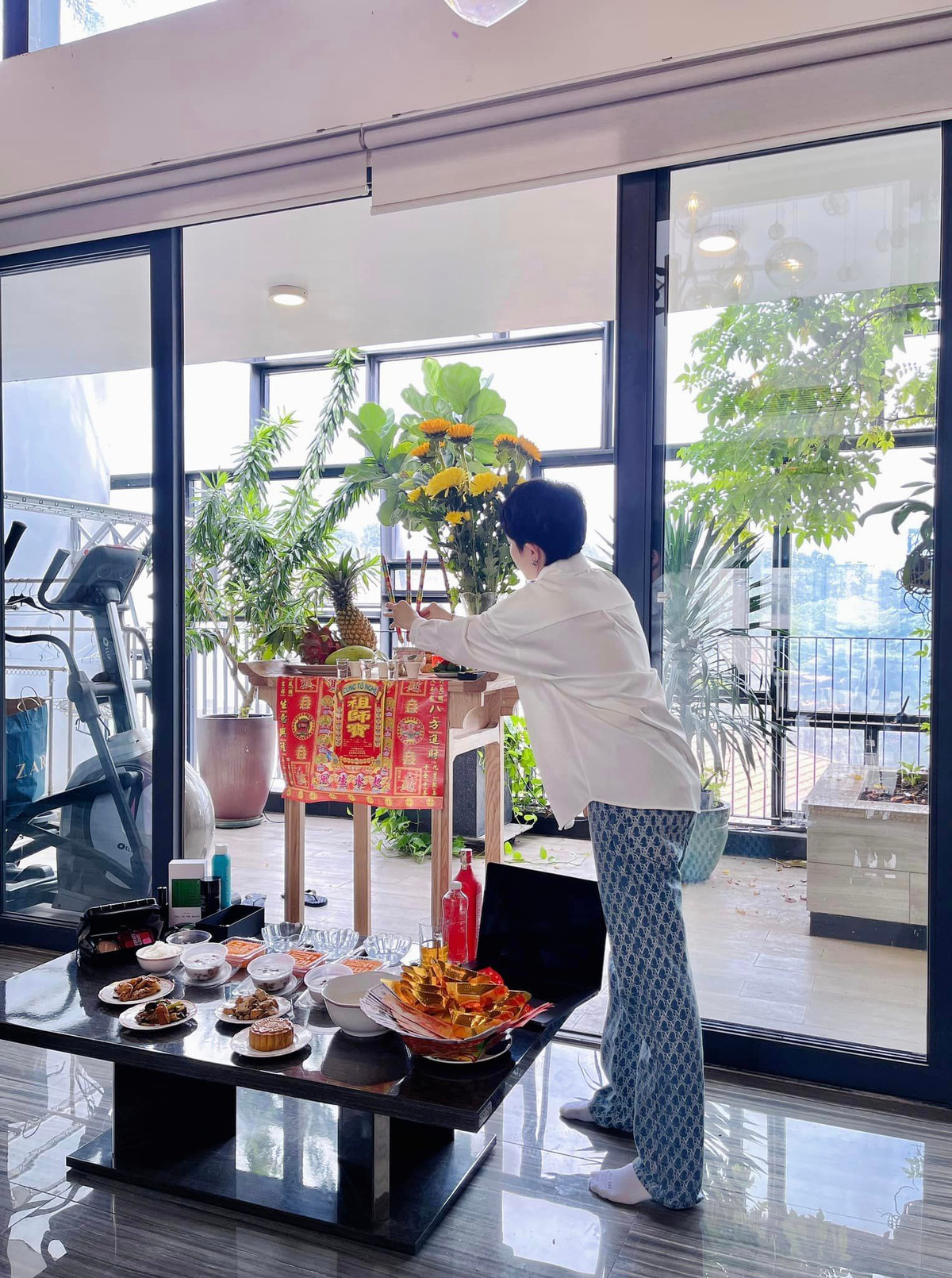 Cửa kính lớn mở ra ban công rộng với tầm view tuyệt đẹp. Ảnh: FB Gil Lê