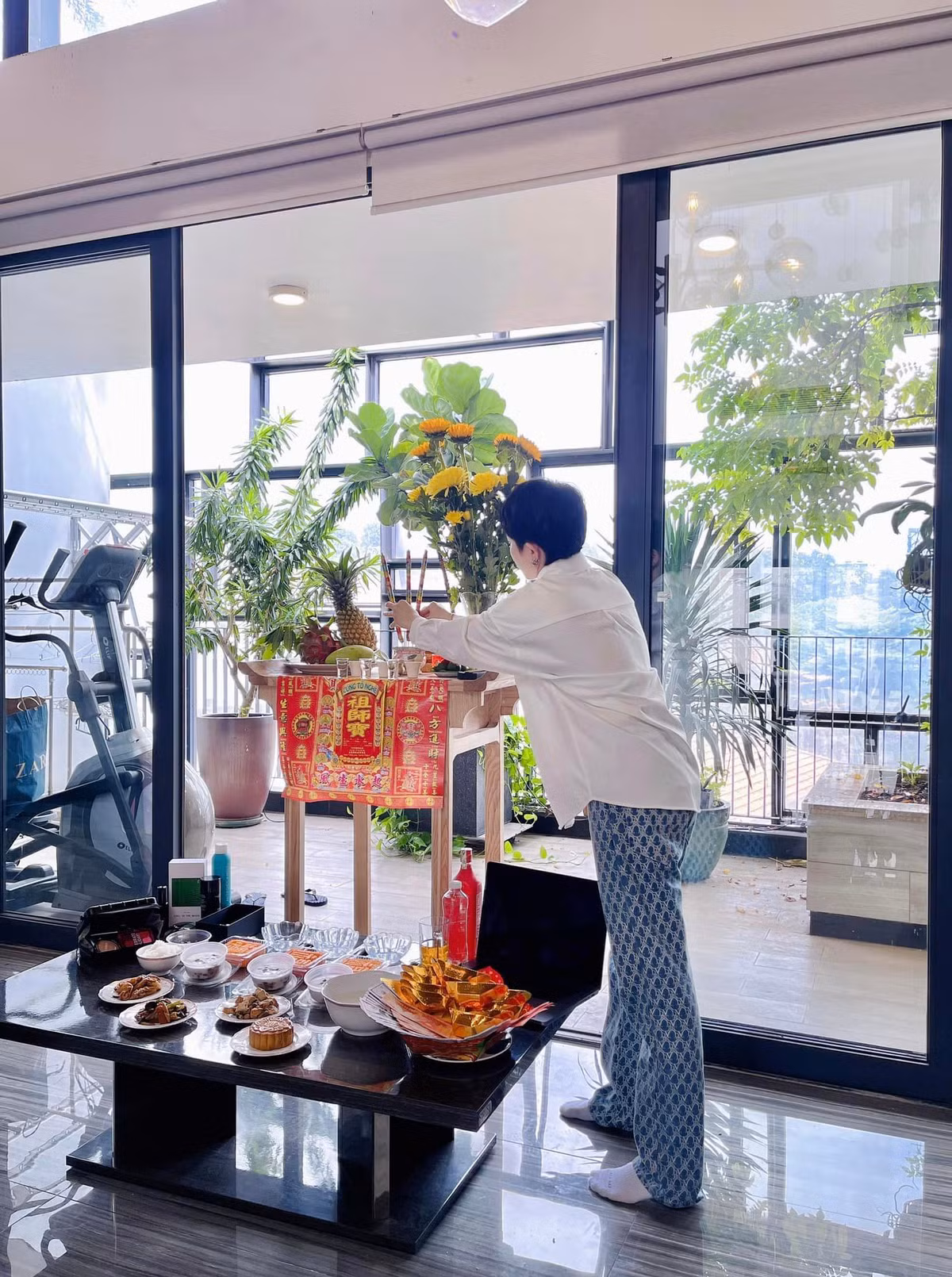 Cửa kính lớn mở ra ban công rộng với tầm view tuyệt đẹp. Ảnh: FB Gil Lê