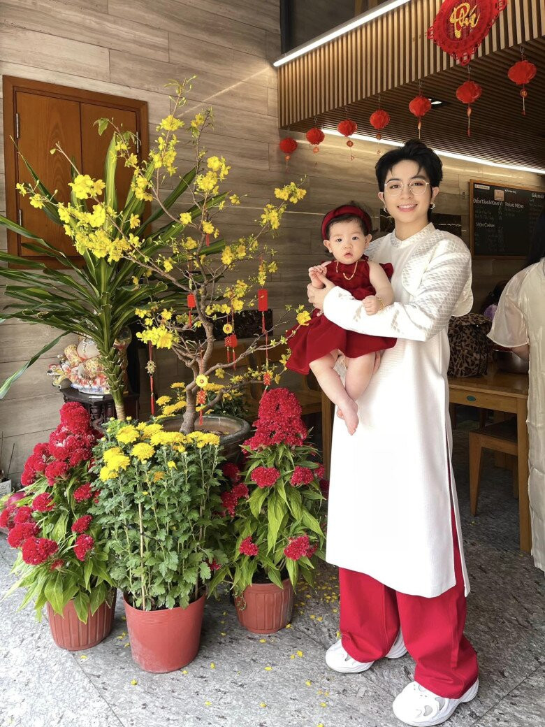 Dịp Tết, trước cửa nhà Gil Lê trang trí đậm chất truyền thống với đèn lồng đỏ, mai vàng...Ảnh: FB Gil Lê