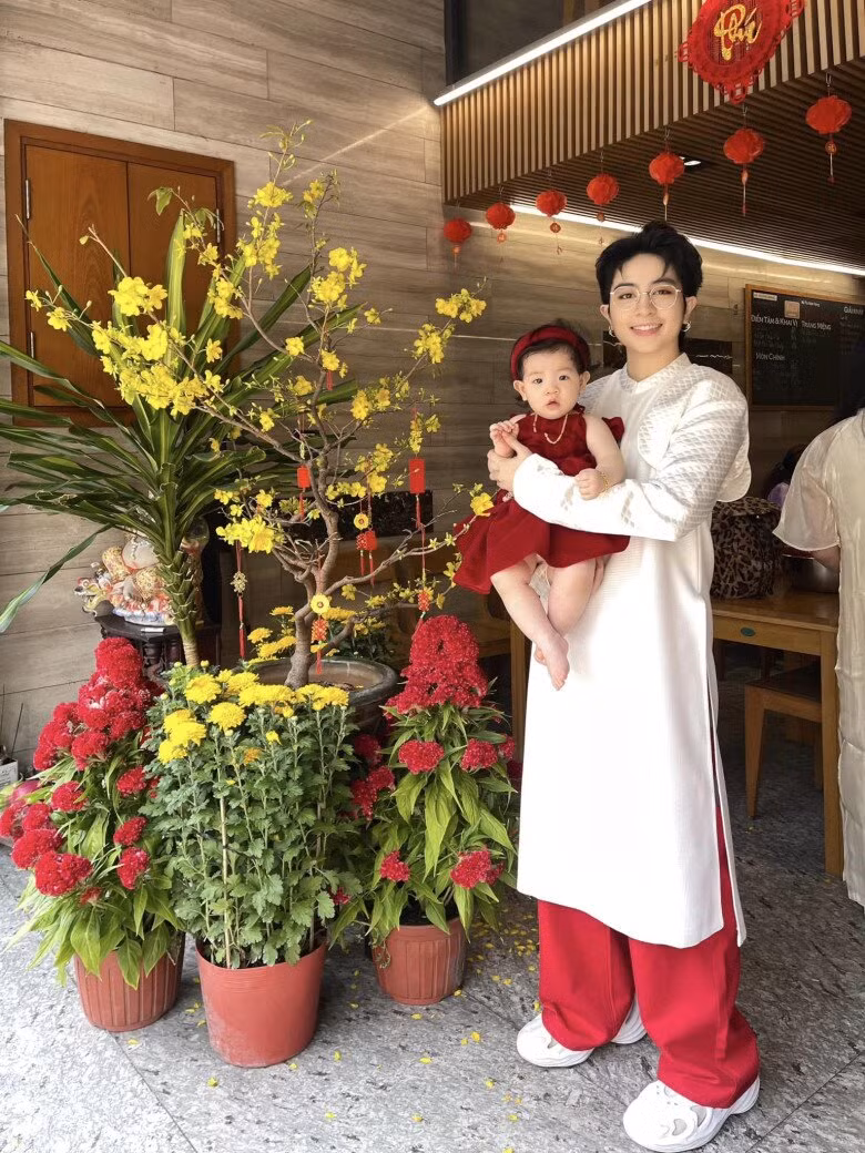 Dịp Tết, trước cửa nhà Gil Lê trang trí đậm chất truyền thống với đèn lồng đỏ, mai vàng...Ảnh: FB Gil Lê