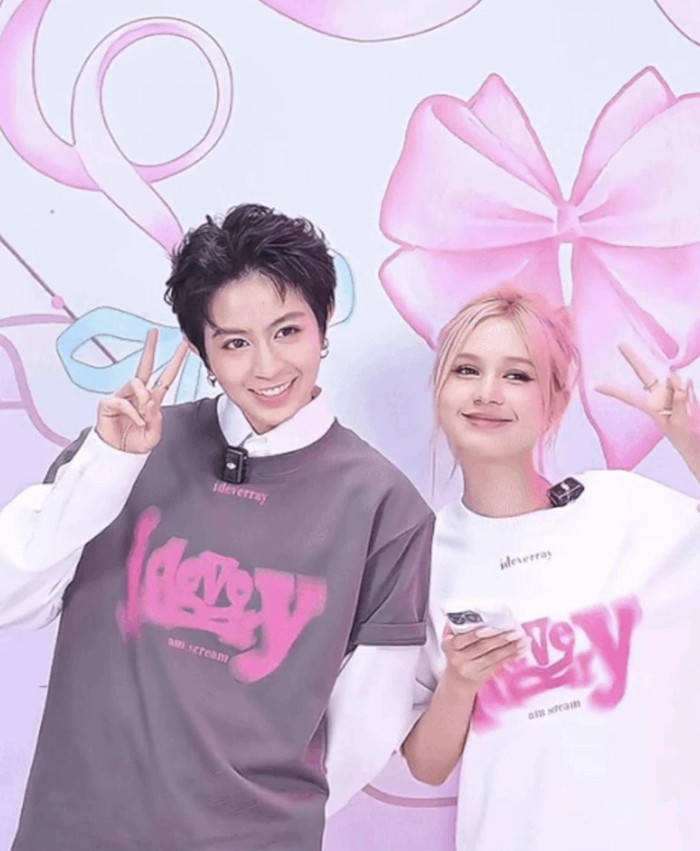 Mới đây, Xoài Non - Gil Lê vướn tin đồn hẹn hò sau khi lộ ảnh hôn nhau cùng những cử chỉ tình tứ. Ảnh: Saostar