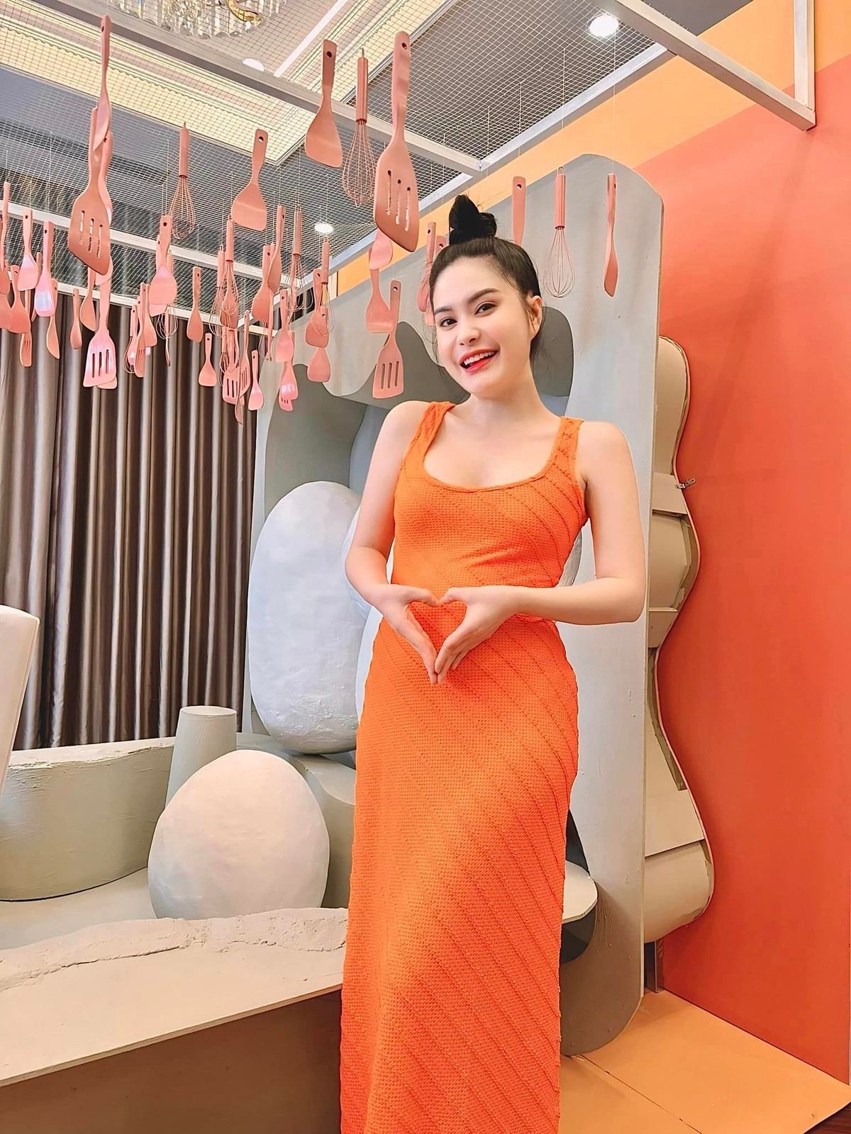 Gần đây, Đoàn Di Băng liên tục đăng tải hình ảnh những món quà ông xã doanh nhân tặng khi mang bầu lần 4 bằng phương pháp IVF.