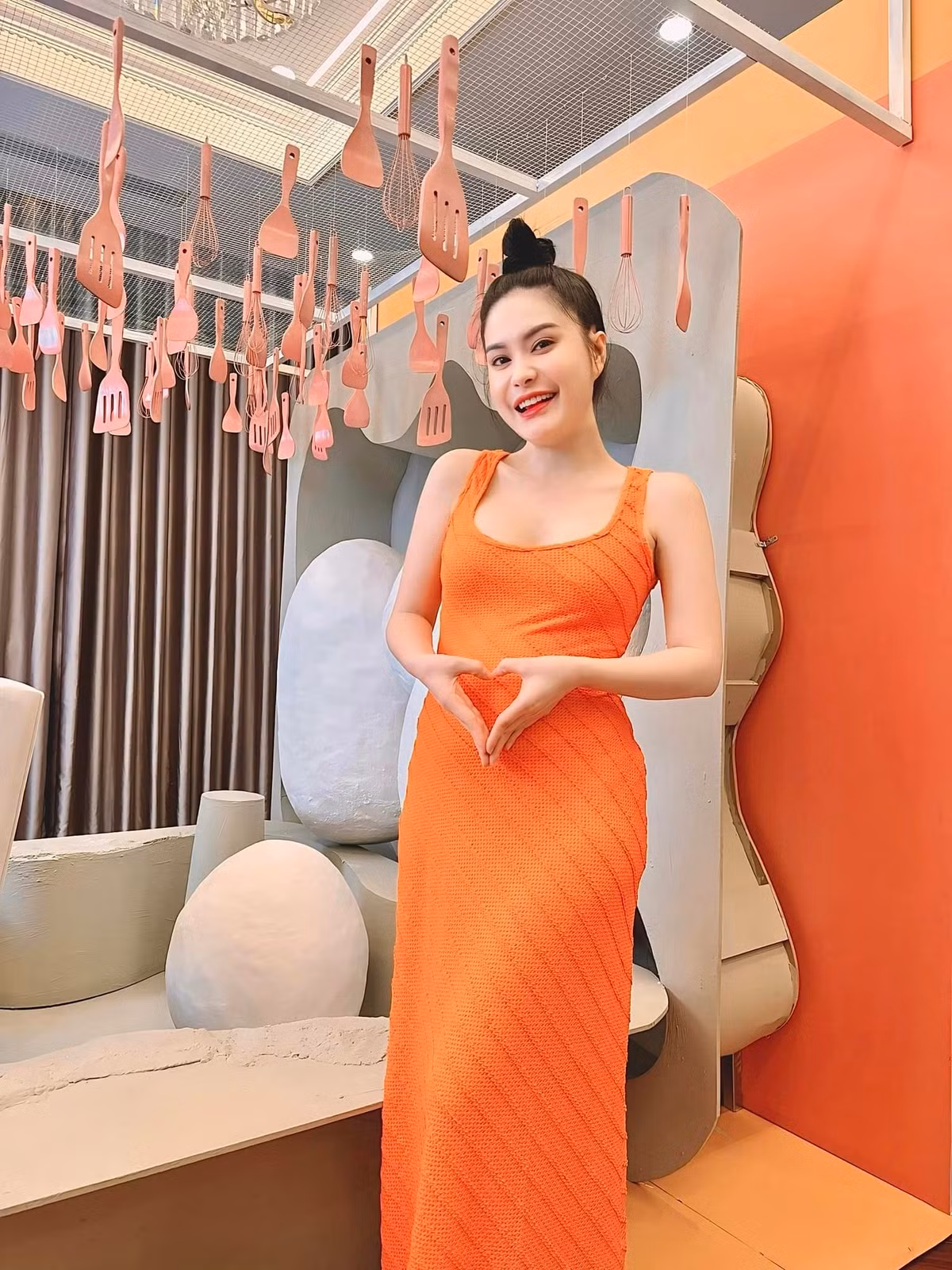 Gần đây, Đoàn Di Băng liên tục đăng tải hình ảnh những món quà ông xã doanh nhân tặng khi mang bầu lần 4 bằng phương pháp IVF.