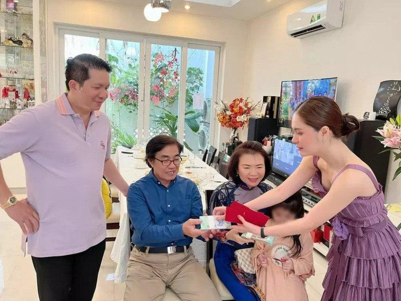 Mỗi tháng, Đoàn Di Băng còn biếu bố mẹ chồng 200 triệu, bất kỳ ngày lễ tết nào cũng có quà đầy đủ.