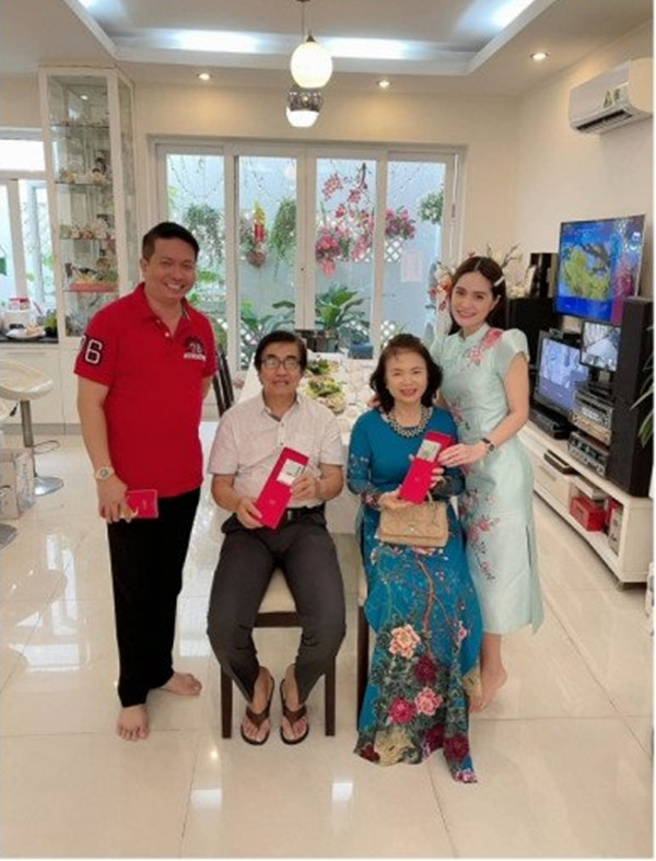 Các chuyến du lịch hay thuốc men của bố mẹ chồng, Đoàn Di Băng đều lo đầy đủ. Nguồn ảnh: FBNV