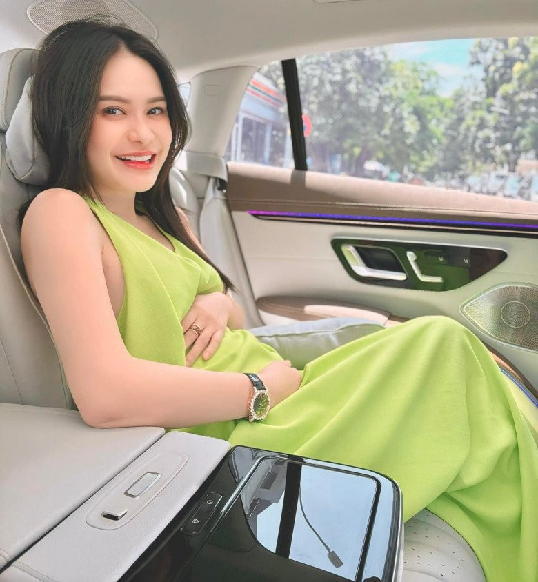 Những món quà Đoàn Di Băng nhận được từ ông xã gồm siêu xe giá trị 26 tỷ, nhẫn kim cương, và đặc biệt là 3 tòa nhà có vị trí đắc địa trị giá hơn 209 tỷ đồng.