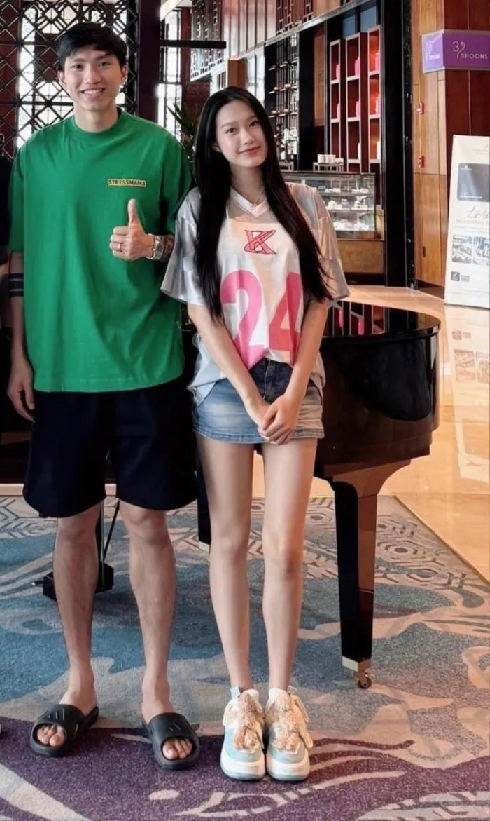 Mới đây, hình ảnh vợ chồng Đoàn Văn Hậu - Doãn Hải My cùng nhau đi đặt thiết kế nhà mới thu hút sự chú ý trên mạng xã hội. Bức ảnh vô tình bị một kiến trúc sư làm lộ. Ảnh: Saostar