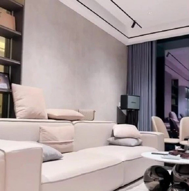 Phòng khách nổi bật với bộ ghế sofa lớn, tông màu kem nổi bật. Ảnh: IGNV