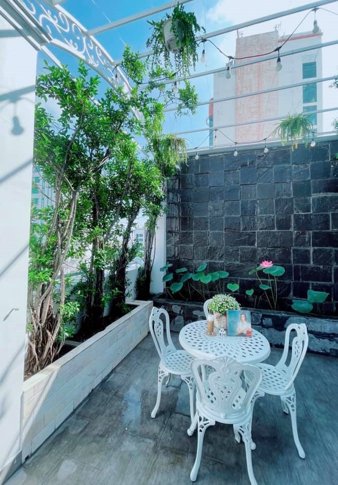 Một góc trên sân thượng nhà Lý Nhã Kỳ. Nguồn ảnh: FBNV