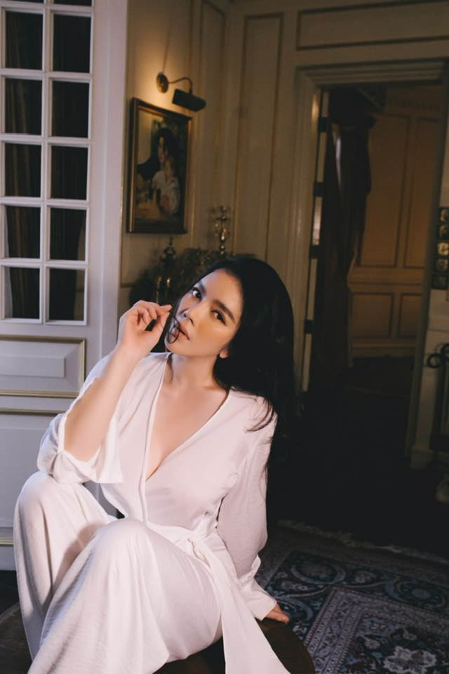 Lý Nhã Kỳ được mệnh danh là "đại gia kim cương" trong giới giải trí Việt. Người đẹp khiến khán giả trầm trồ khi bỏ ra không ít tiền để xây dựng những căn biệt thự, biệt phủ vô cùng hoành tráng.