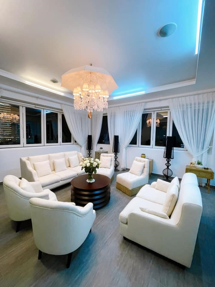 Không gian tiếp khách nổi bật với bộ sofa hình màu trắng.