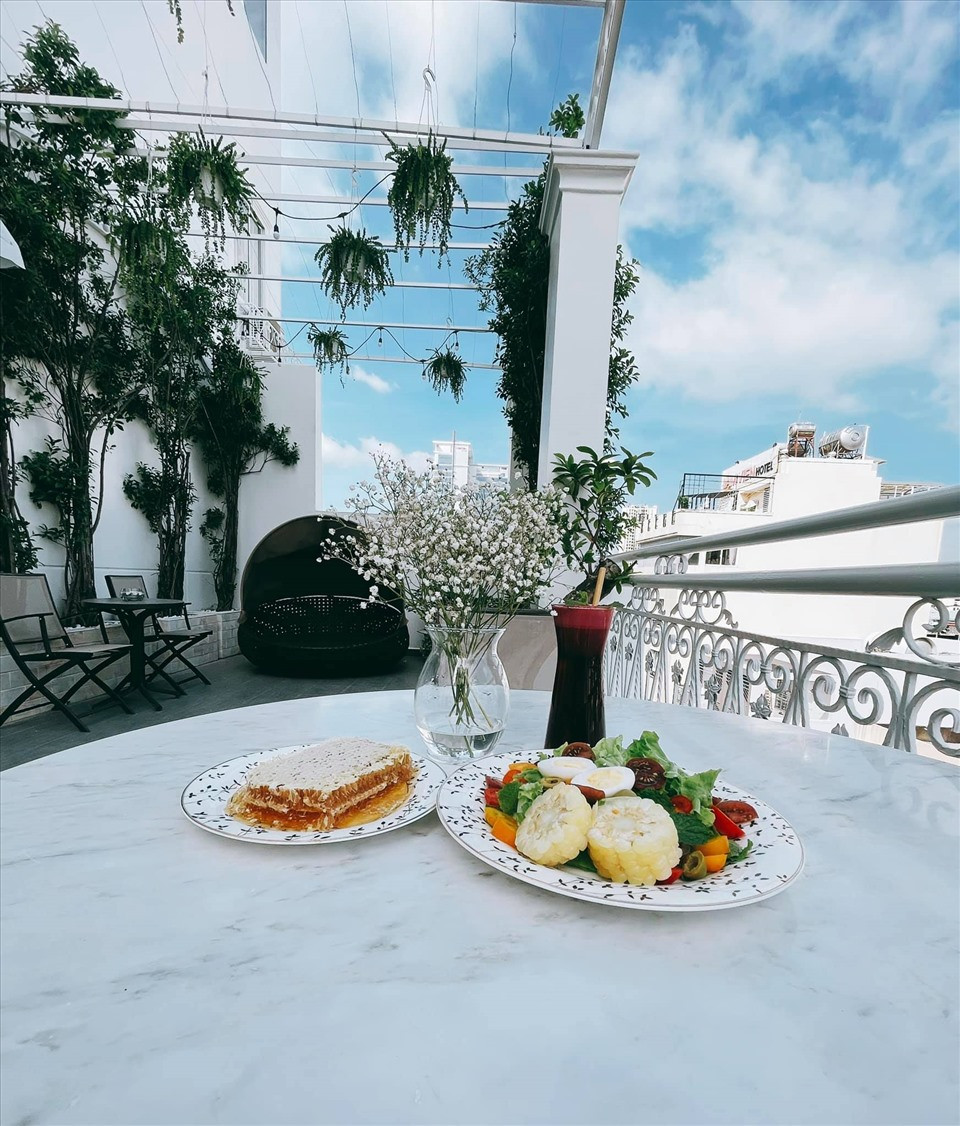 Đây cũng là nơi yêu thích của Lý Nhã Kỳ. Cô thường ngồi ở đây thưởng thức các bữa ăn và chụp ảnh để đăng lên mạng xã hội.