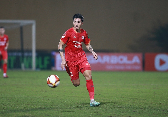 Tháng 12/2022, hậu vệ Đoàn Văn Hậu chuyển sang đầu quân cho CLB CAHN sau khi rời hậu Hà Nội FC. Dù không công khai mức lương nhưng theo nhiều nguồn tin, Đoàn Văn Hậu hưởng mức lương lên tới 100 triệu đồng/tháng. Ảnh: Dân Việt