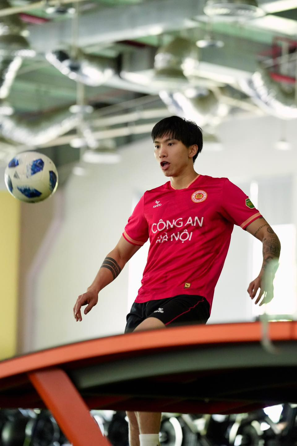 Đoàn Văn Hậu sinh năm 1999 tại Thái Bình, là một trong những cầu thủ thủ xuất sắc khi đạt nhiều danh hiệu từ đội trẻ cho đến đội tuyển quốc gia. Thành công từ sớm nên không khó để Đoàn Văn Hậu sở hữu nhiều tài sản. Ảnh: FB Đoàn Văn Hậu