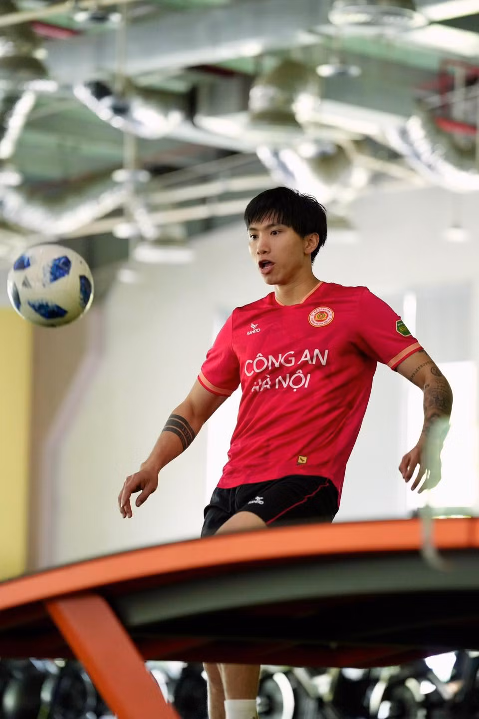 Đoàn Văn Hậu sinh năm 1999 tại Thái Bình, là một trong những cầu thủ thủ xuất sắc khi đạt nhiều danh hiệu từ đội trẻ cho đến đội tuyển quốc gia. Thành công từ sớm nên không khó để Đoàn Văn Hậu sở hữu nhiều tài sản. Ảnh: FB Đoàn Văn Hậu