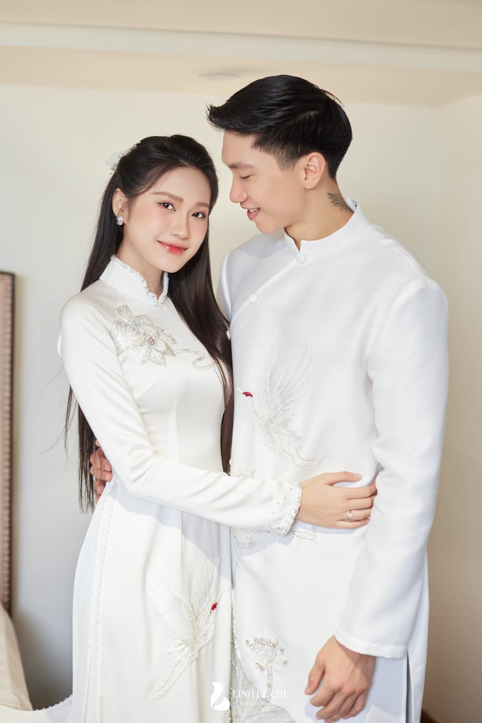 Bên cạnh đó, Đoàn Văn Hậu còn có một thương hiệu thời trang riêng, thiết kế nhiều sản phẩm mang tên mình và tự làm mẫu cùng vợ Doãn Hải My. Ảnh: FB Đoàn Văn Hậu