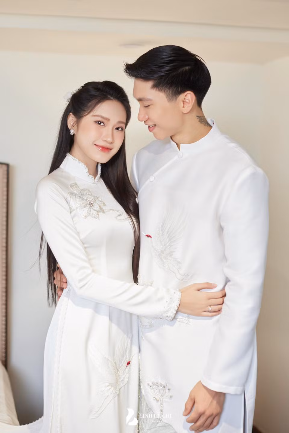 Bên cạnh đó, Đoàn Văn Hậu còn có một thương hiệu thời trang riêng, thiết kế nhiều sản phẩm mang tên mình và tự làm mẫu cùng vợ Doãn Hải My. Ảnh: FB Đoàn Văn Hậu