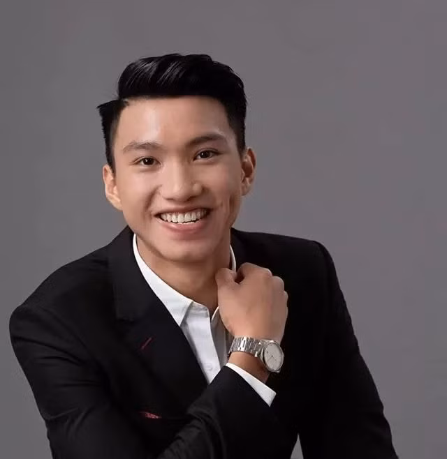 Ngoài tài năng bóng đá, Đoàn Văn Hậu còn sở hữu gương mặt điển trai, body chuẩn như người mẫu. Vì vậy, Đoàn Văn Hậu được rất nhiều nhãn hàng, sự kiện mời làm đại diện thương hiệu. Qua đó mang về nguồn thu không nhỏ. Ảnh: FB Đoàn Văn Hậu