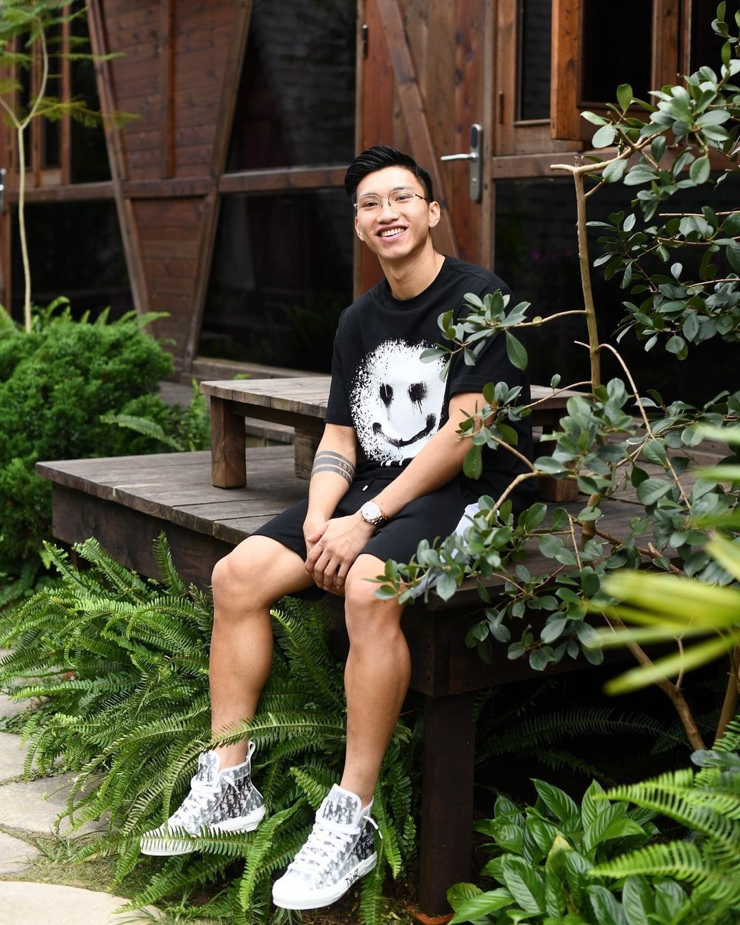 Không chỉ có nhà đẹp, xe sang, Đoàn Văn Hậu còn sở hữu loạt đồ hiệu đắt tiền từ quần áo, giày dép đến đồng hồ. Ảnh: Saoplus