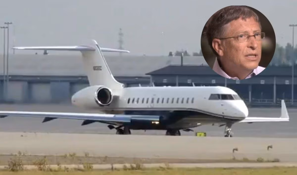 Chiếc máy bay riêng đầu tiên tỷ phú Bill Gates sở hữu là Bombardier BD-700 Global Express. Đây là máy bay có thể chở 19 người, trị giá khoảng 40 triệu USD.