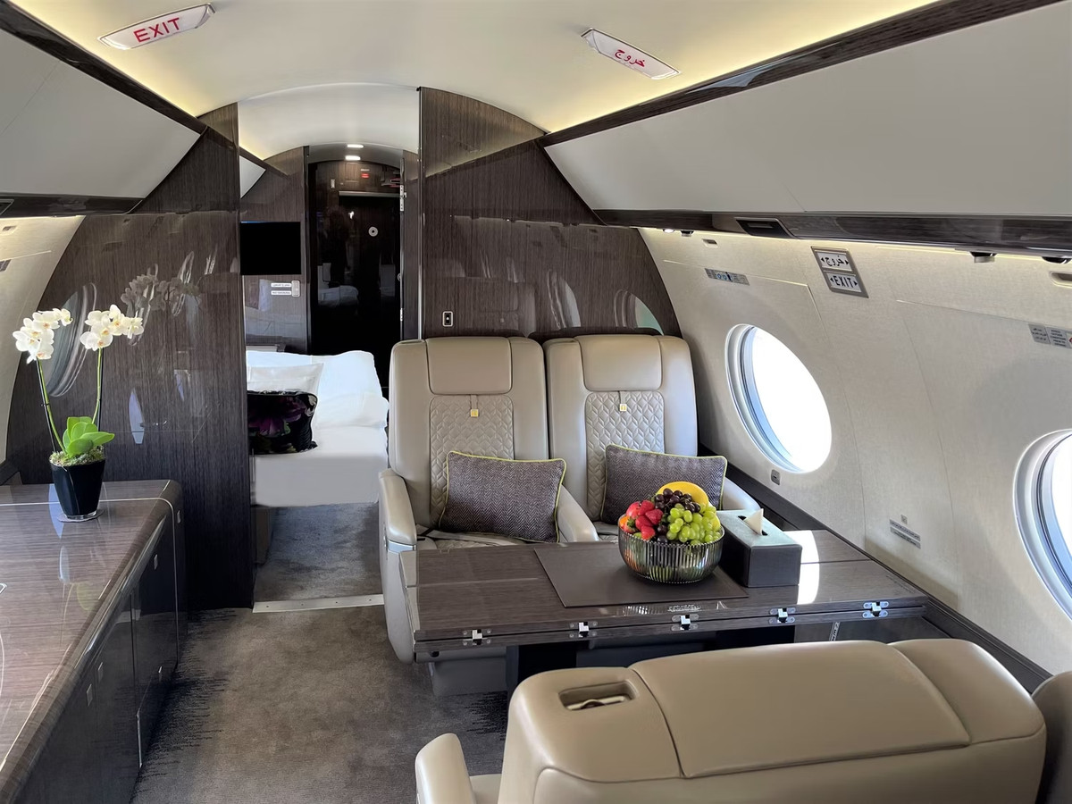 Dòng máy bay Gulfstream G650ER có thể chở từ 11-18 khách, với tầm hoạt động tối đa là 13.890km. Bên trong máy bay Gulfstream G650ER có 4 phòng làm việc, giải trí...