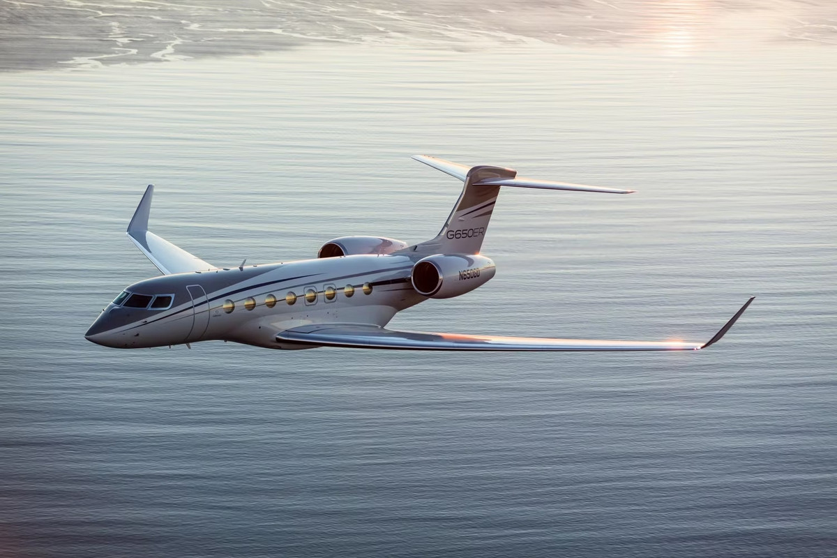 Gulfstream G650ER sở hữu không gian rộng rãi, tiện nghi thoải mái mang đến trải nghiệm tuyệt vời. Ghế da có thể chuyển đổi thành giường. Hiện có hơn 500 chiếc Gulfstream G650 đang được sử dụng trên toàn cầu.
