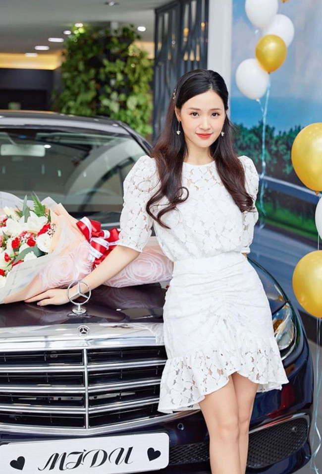 Xế hộp còn lại được Midu mua vào đầu năm 2020 với giá gần 2 tỷ đồng. Nguồn ảnh: FBNV