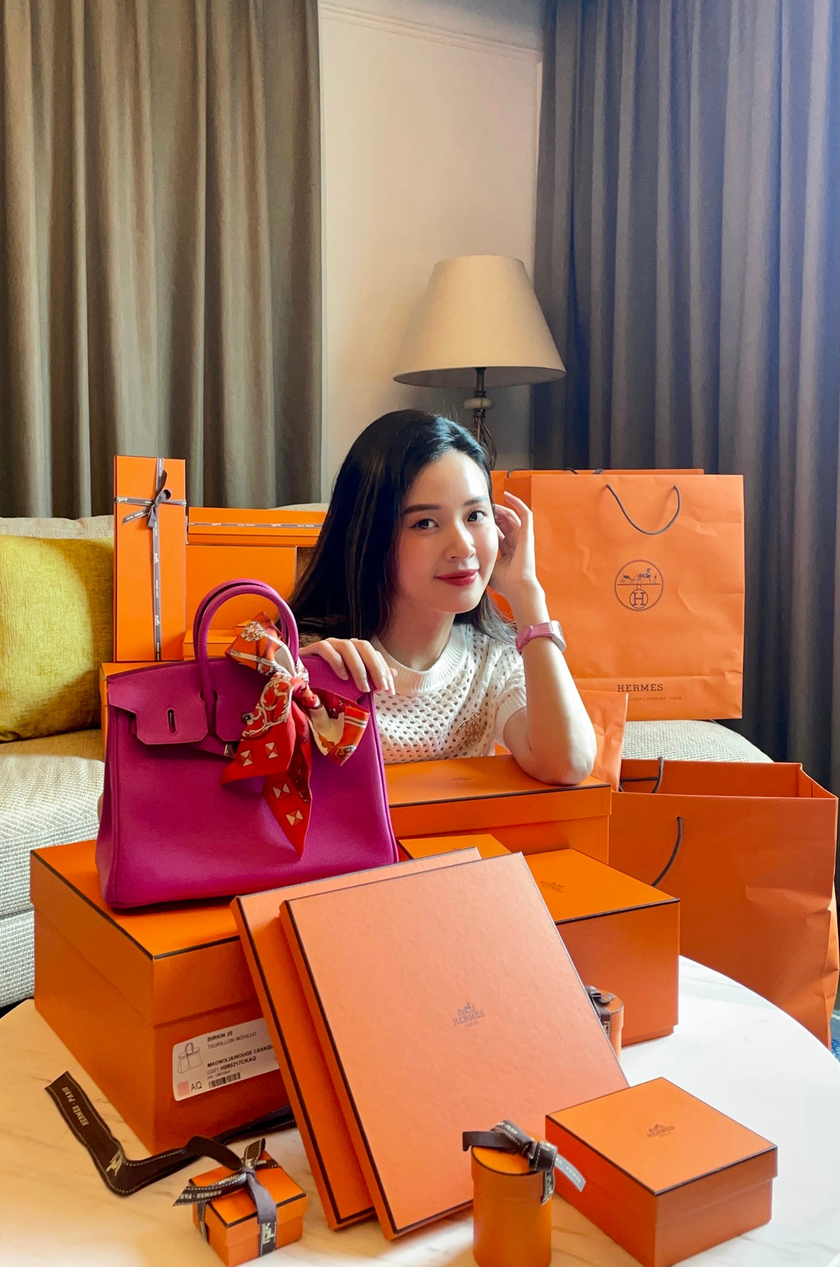 Ngoài bất động sản, Midu còn là tín đồ của thời trang hàng hiệu. Người đẹp không ngại chi tiền để sở hữu những món đồ xa xỉ đến từ những thương hiệu đình đám trên thế giới